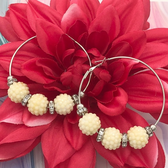 🍀 Large Cream Ivory  Bead Basketball Wives Style Hoop Earrings - Picture 1 of 2